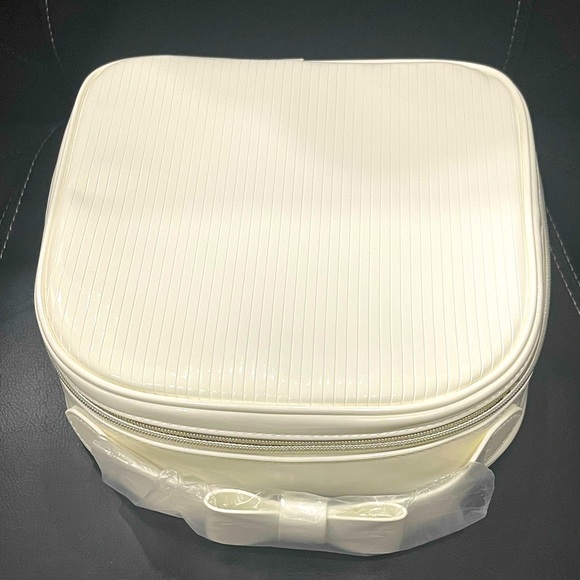 ❤️🔥HOST PICK 🔥🌸Brand New Estée Lauder cosmetic Bag in white patent/glossy - Picture 1 of 9